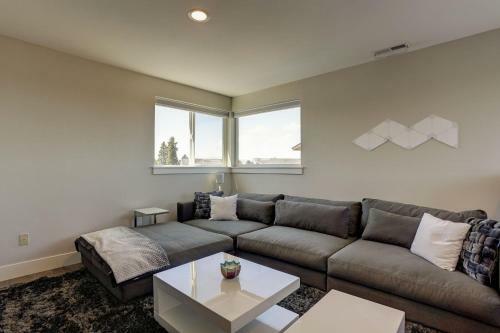 Ruby Peak Spacious & Comfortable Home - 30 Day Minimum Home