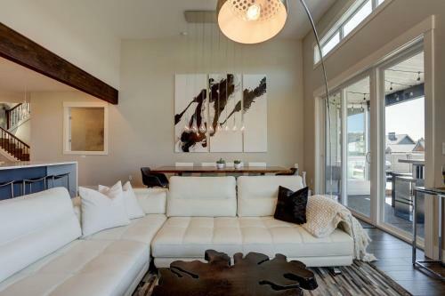 Ruby Peak Spacious & Comfortable Home - 30 Day Minimum Home