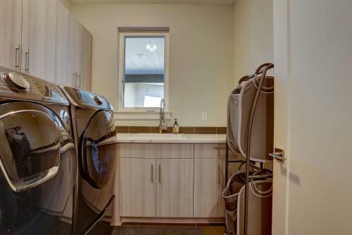 Ruby Peak Spacious & Comfortable Home - 30 Day Minimum Home