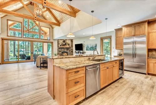 Apartamento New Listing! Duplex On Deschutes River With Hot Tub Duplex