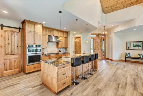Apartamento New Listing! Duplex On Deschutes River With Hot Tub Duplex