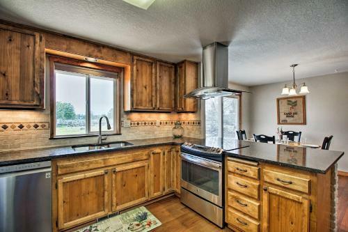 Updated Farmhouse With Deck On Central Oregon Canal!