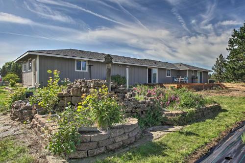 Updated Farmhouse With Deck On Central Oregon Canal!