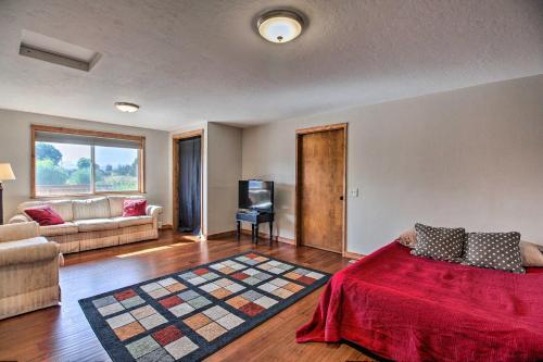 Updated Farmhouse With Deck On Central Oregon Canal!