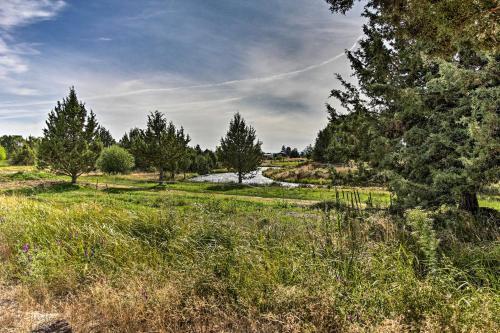 Updated Farmhouse With Deck On Central Oregon Canal!