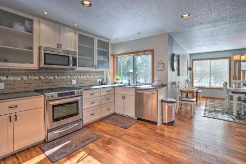 Large Sunriver Retreat With Hot Tub Ski And Hike