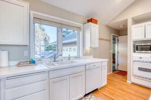 Chapman Point Cannon Beach Home With Hot-tub