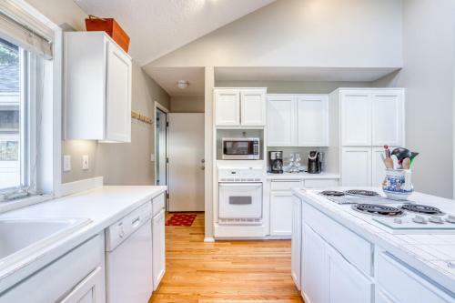 Chapman Point Cannon Beach Home With Hot-tub