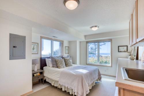 Chapman Point Cannon Beach Home With Hot-tub