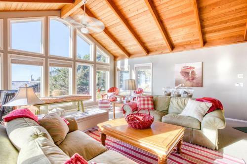 Chapman Point Cannon Beach Home With Hot-tub