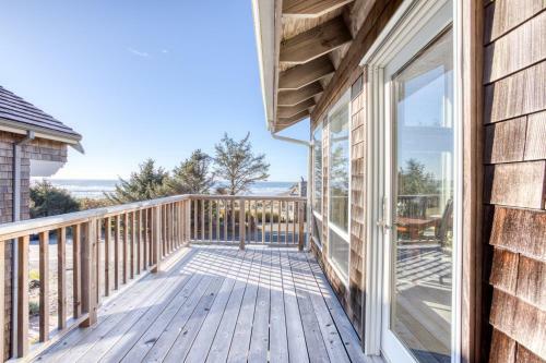 Chapman Point Cannon Beach Home With Hot-tub