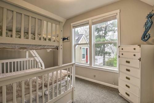Dog-friendly Home With Hot Tub And Deck Walk To Beach