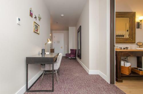 The Dundee - A Trace Hotel