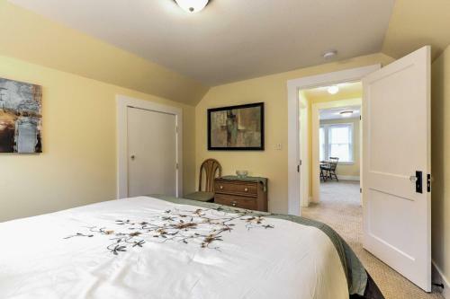 Central Eugene House With Updated Interior And Yard!