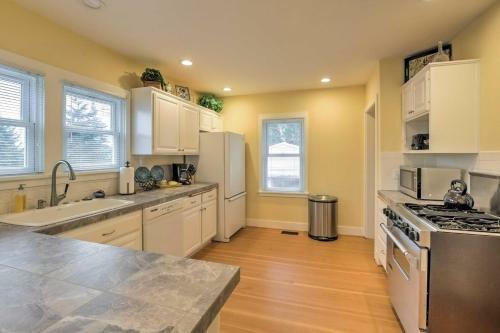 Central Eugene House With Updated Interior And Yard!