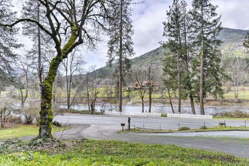 Cozy Grants Pass Home - Walk To Rogue River!