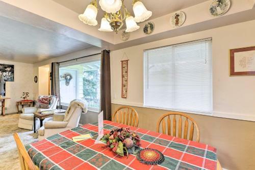 Cozy Grants Pass Home - Walk To Rogue River!