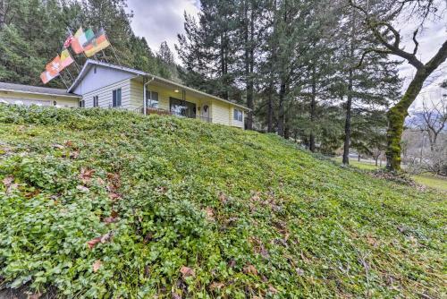 Cozy Grants Pass Home - Walk To Rogue River!