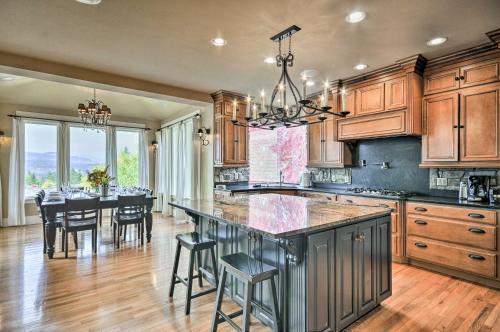 Group-friendly Hood River House With Deck, Game Room