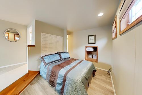3-suite Charmer - Wraparound Deck, Walk To Beach Home