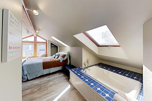 3-suite Charmer - Wraparound Deck, Walk To Beach Home