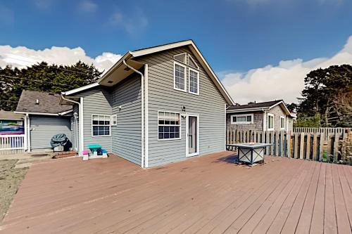 3-suite Charmer - Wraparound Deck, Walk To Beach Home