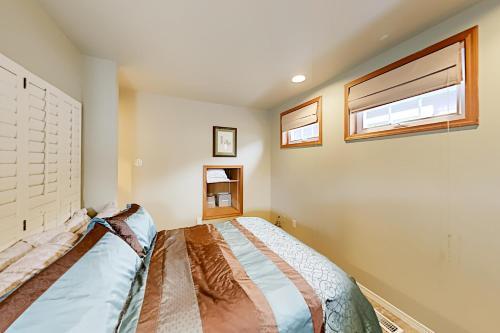 3-suite Charmer - Wraparound Deck, Walk To Beach Home