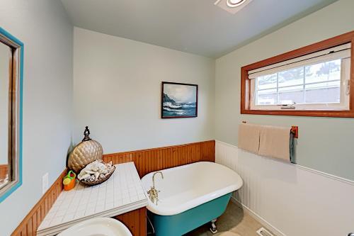 3-suite Charmer - Wraparound Deck, Walk To Beach Home