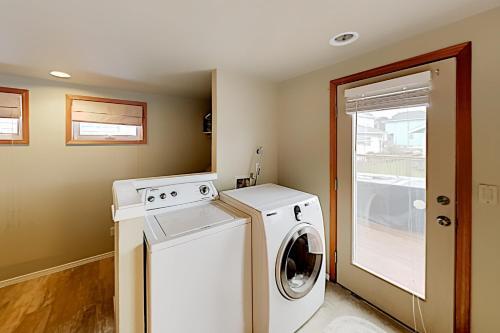 3-suite Charmer - Wraparound Deck, Walk To Beach Home