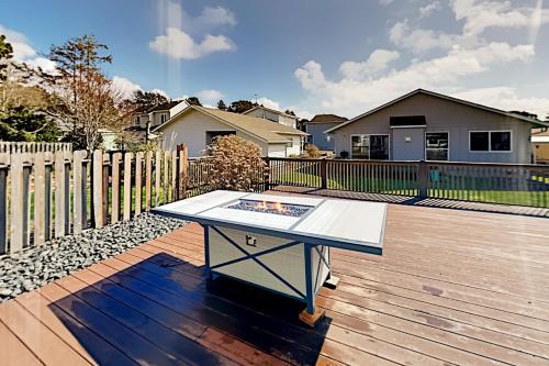3-suite Charmer - Wraparound Deck, Walk To Beach Home