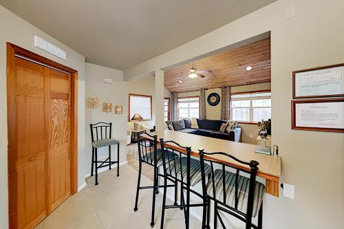 3-suite Charmer - Wraparound Deck, Walk To Beach Home