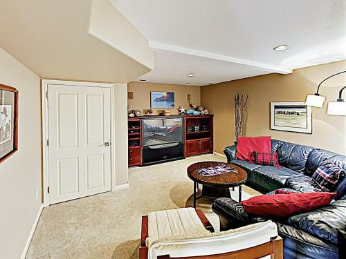 Stunning Coastal Getaway With Firepit, Walk To Beach Home