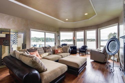 Lake View Escape