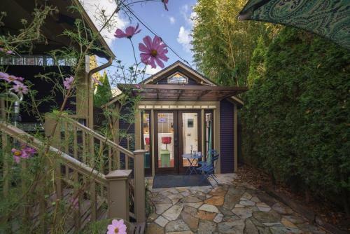 New Secluded Patio Cottage Right By All The Action!