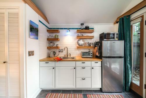 New Secluded Patio Cottage Right By All The Action!