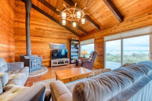 Rockaway Beach Cozy Cabin