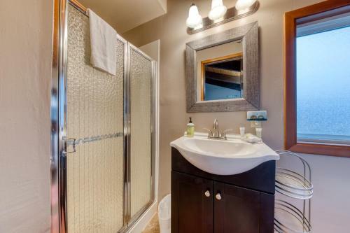 Rockaway Beach Cozy Cabin