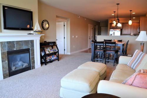 1000 N Holladay #206