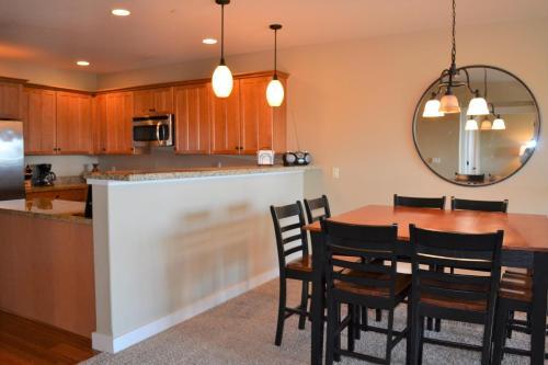 1000 N Holladay #206