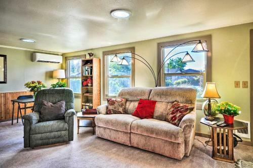 Sherwood Retreat With Yard, Walk To Old Town!