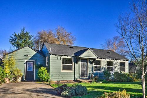 Sherwood Retreat With Yard, Walk To Old Town!