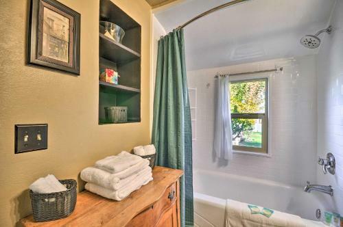 Sherwood Retreat With Yard, Walk To Old Town!