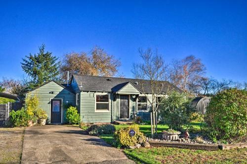 Sherwood Retreat With Yard, Walk To Old Town!