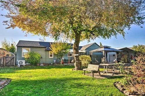 Sherwood Retreat With Yard, Walk To Old Town!
