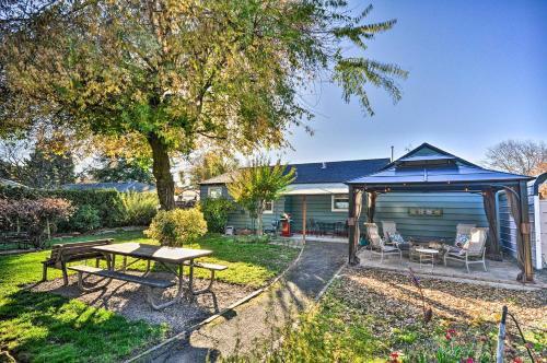 Sherwood Retreat With Yard, Walk To Old Town!