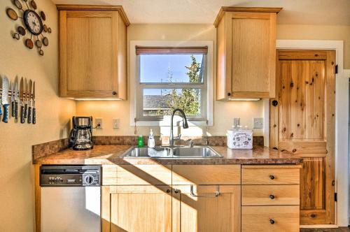 Sherwood Retreat With Yard, Walk To Old Town!