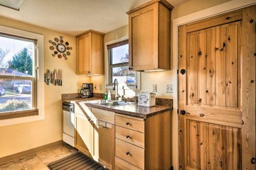Sherwood Retreat With Yard, Walk To Old Town!