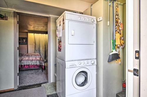 Sherwood Retreat With Yard, Walk To Old Town!