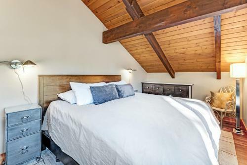 Aspen Lodge - Large Deck, Hot Tub & Fairway View Home