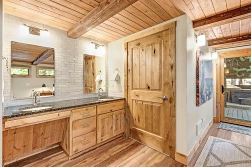 Aspen Lodge - Large Deck, Hot Tub & Fairway View Home